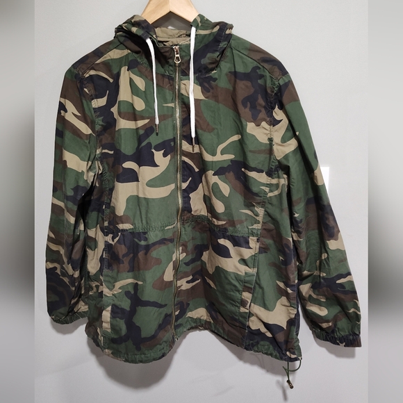 Forever 21 Jackets & Blazers - Forever 21 Women's Green Camo Utility Hooded Jacket, Full Zip, Pockets, Size 1X